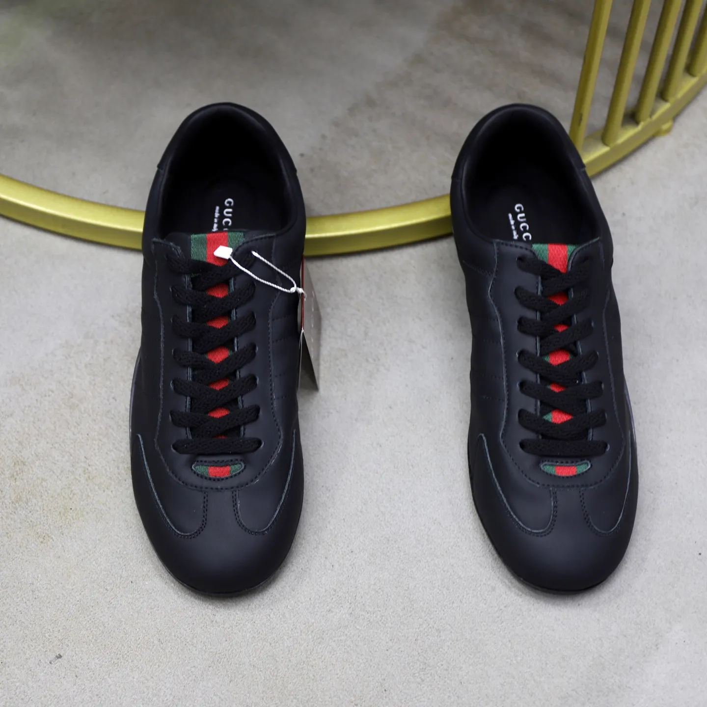 Ex-factory price: 580💰💰Gucci Shift series couple's sports shoes ❗❗ The Gucci Shift series is newly launched, with a lightweight design that reinterprets sports style. The neat silhouette adds a sense of freedom and exudes sophistication when moving. The webbing detail runs like an endless ribbon throughout the design, and the side seam details add a finishing touch. ❗Original development ❗Washed effect cowhide upper ❗Two-color Tpu outsole ❗Size: Female 35-41 Male 39-45